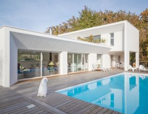 20 minutes from the center of bordeaux, beautiful contemporary house in lush greenery