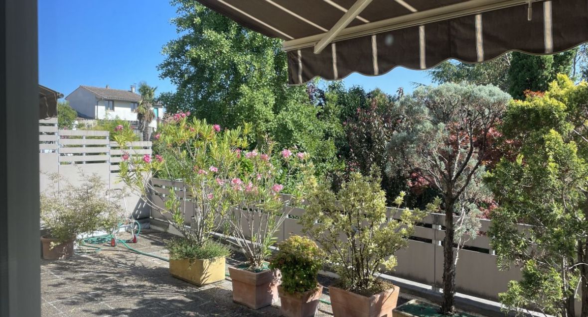 A vendre : Ensemble immobilier Rue Naujac avec jardin d'accueil, grande terrasse, ravissant jardin arrière