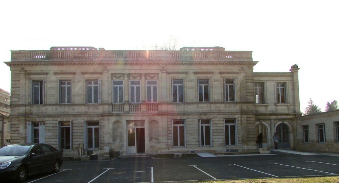 Bordeaux caudéran apartment with garden terrace in chartreuse