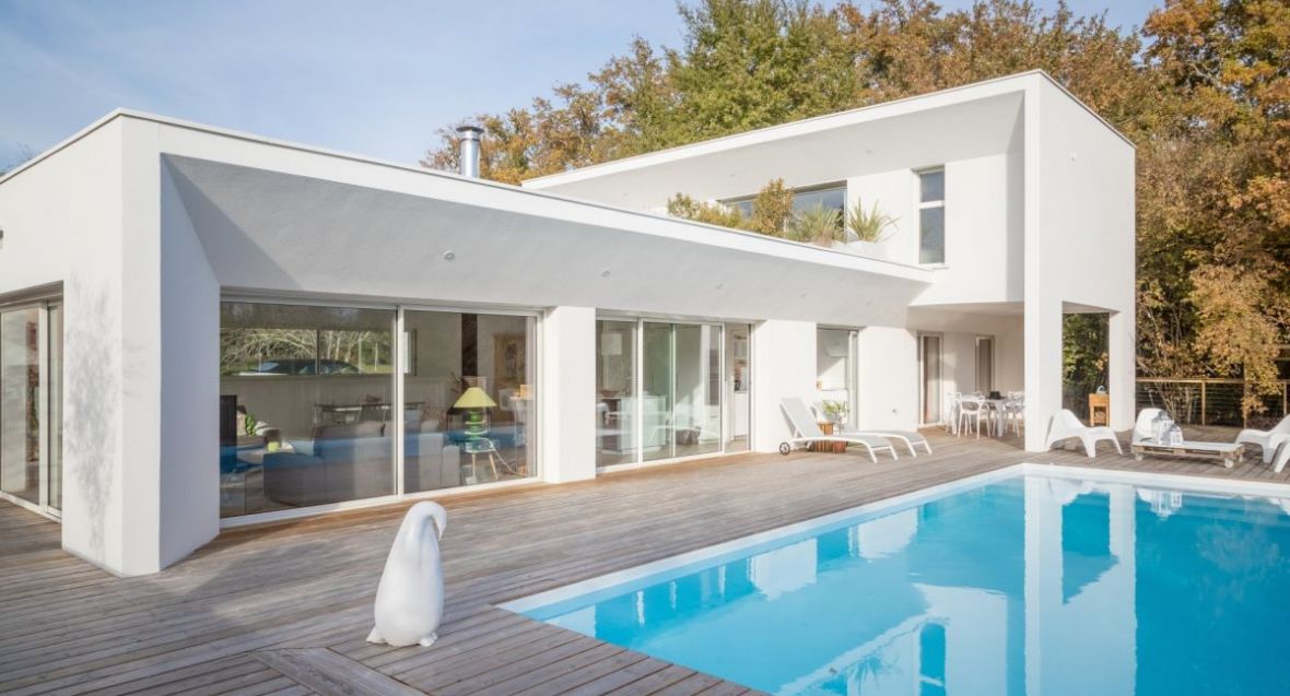 20 minutes from the center of bordeaux, beautiful contemporary house in lush greenery