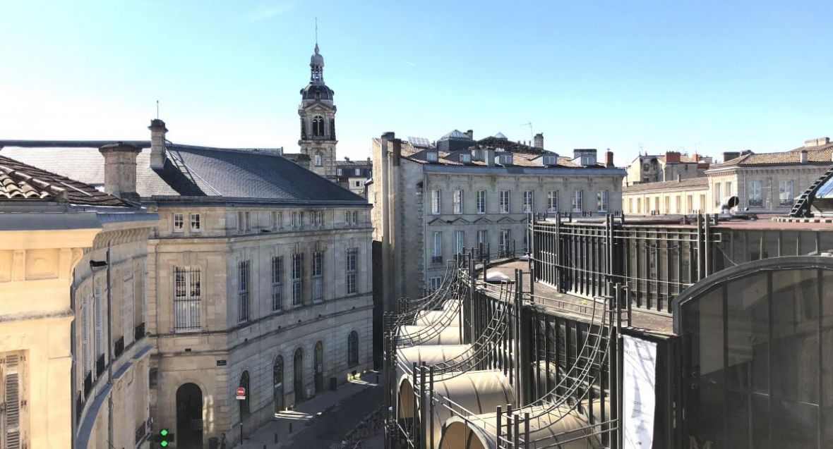 Adresse unique sur le Marché des Grands Hommes en plein centre de Bordeaux pour cet appartement à la rénovation élégante.