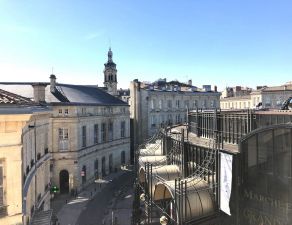 Adresse unique sur le Marché des Grands Hommes en plein centre de Bordeaux pour cet appartement à la rénovation élégante.