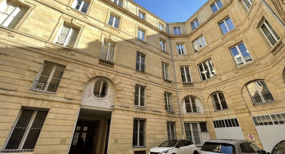 à vendre appartement rénové haussmannien centre de Bordeaux parking ascenseur