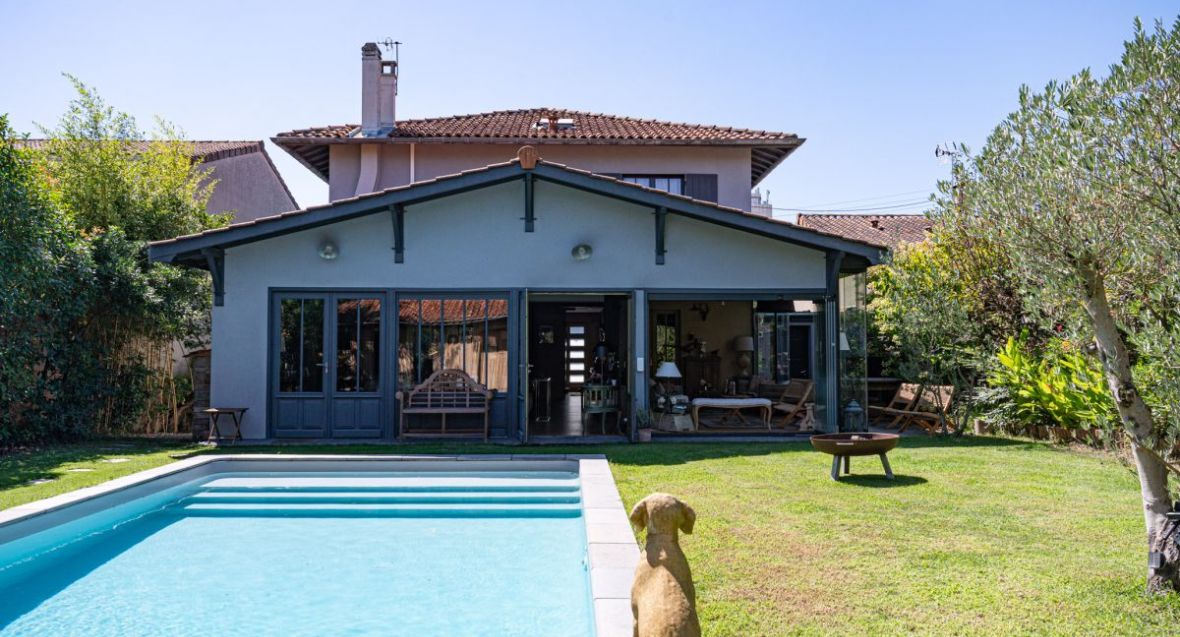 A vendre : Bouscat Ravissante maison familiale avec jardin et garages