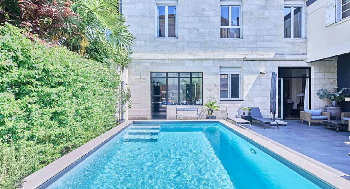 Superbe maison ancienne rénovée avec jardin, piscine et garage intra boulevards et proche de la barrière du Bouscat