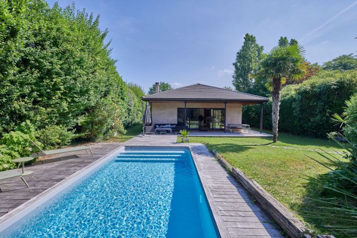 A vendre  dans le centre de Bordeaux Caudéran maison familiale de plain -pied entourée de son grand jardin