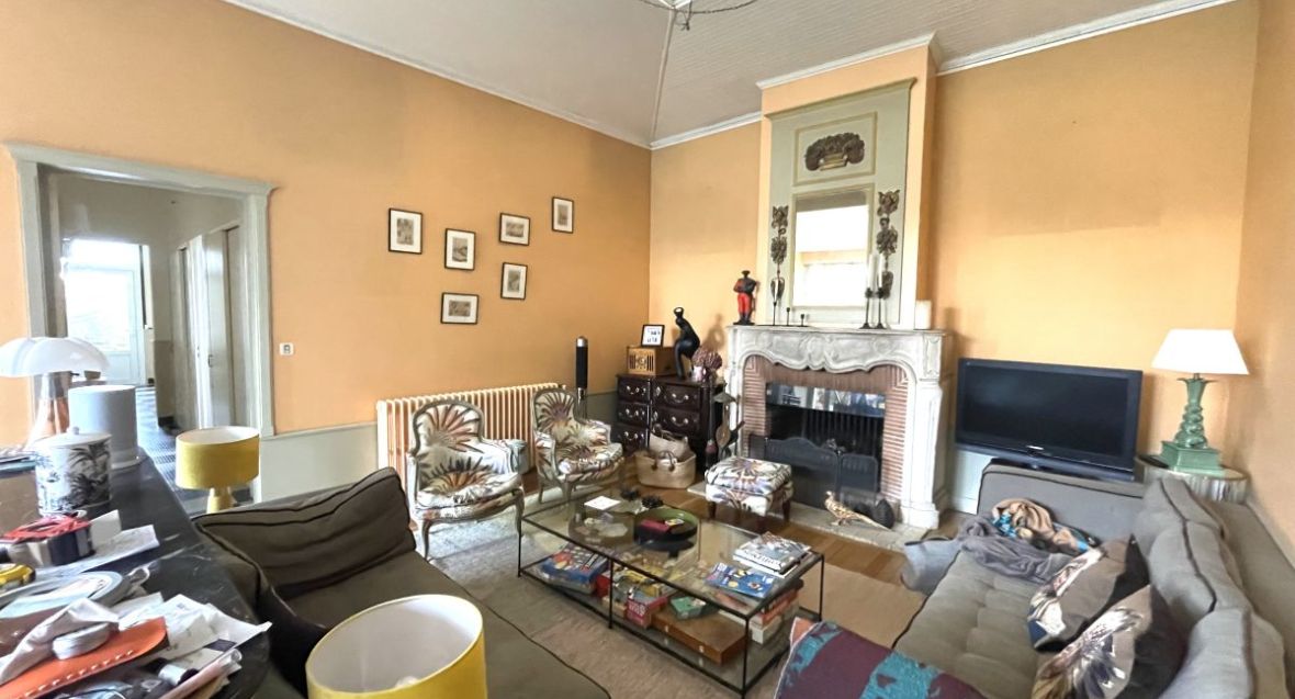 Superbe adresse au Bouscat proche du Parc Bordelais et des commerces pour cette maison de 250m2 avec son grand jardin et son garage