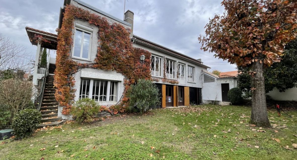 Superbe adresse au Bouscat proche du Parc Bordelais et des commerces pour cette maison de 250m2 avec son grand jardin et son garage