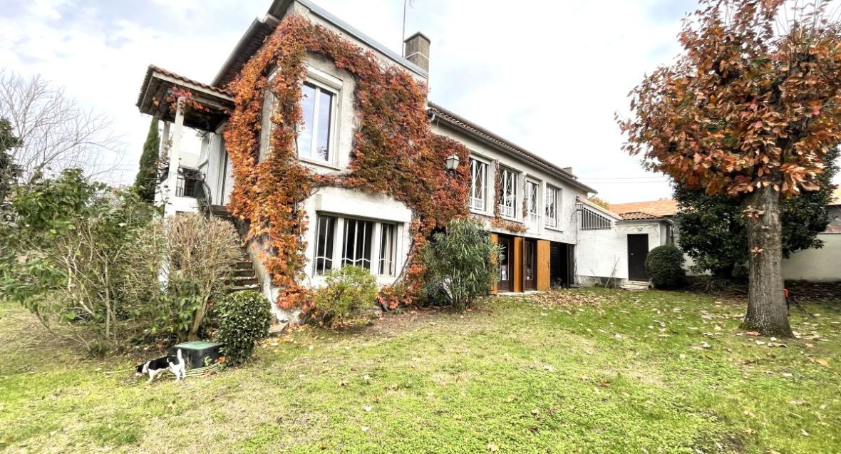 Superbe adresse au Bouscat proche du Parc Bordelais et des commerces pour cette maison de 250m2 avec son grand jardin et son garage