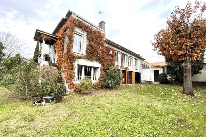 Superbe adresse au Bouscat proche du Parc Bordelais et des commerces pour cette maison de 250m2 avec son grand jardin et son garage