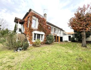 Superbe adresse au Bouscat proche du Parc Bordelais et des commerces pour cette maison de 250m2 avec son grand jardin et son garage