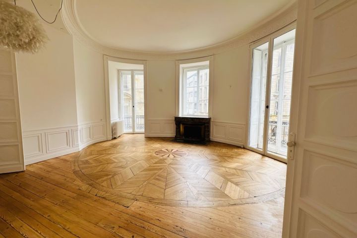 A vendre : Bel Appartement en plein Centre de Bordeaux à 50 m de la Place de la Comédie et du Grand Théatre