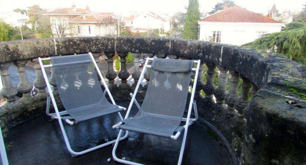 Beautiful renovated town house in a very nice street near schools caudéran