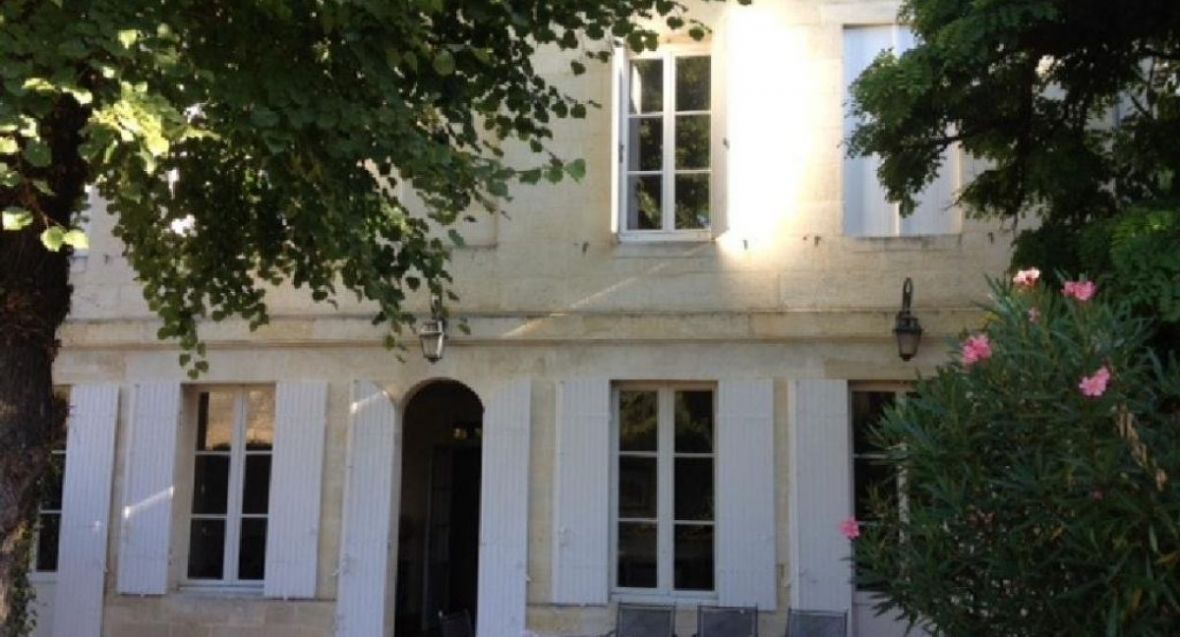 Beautiful house of approximately 350m2 stone in the heart of saint seurin