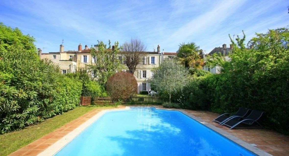 Beautiful house of approximately 350m2 stone in the heart of saint seurin