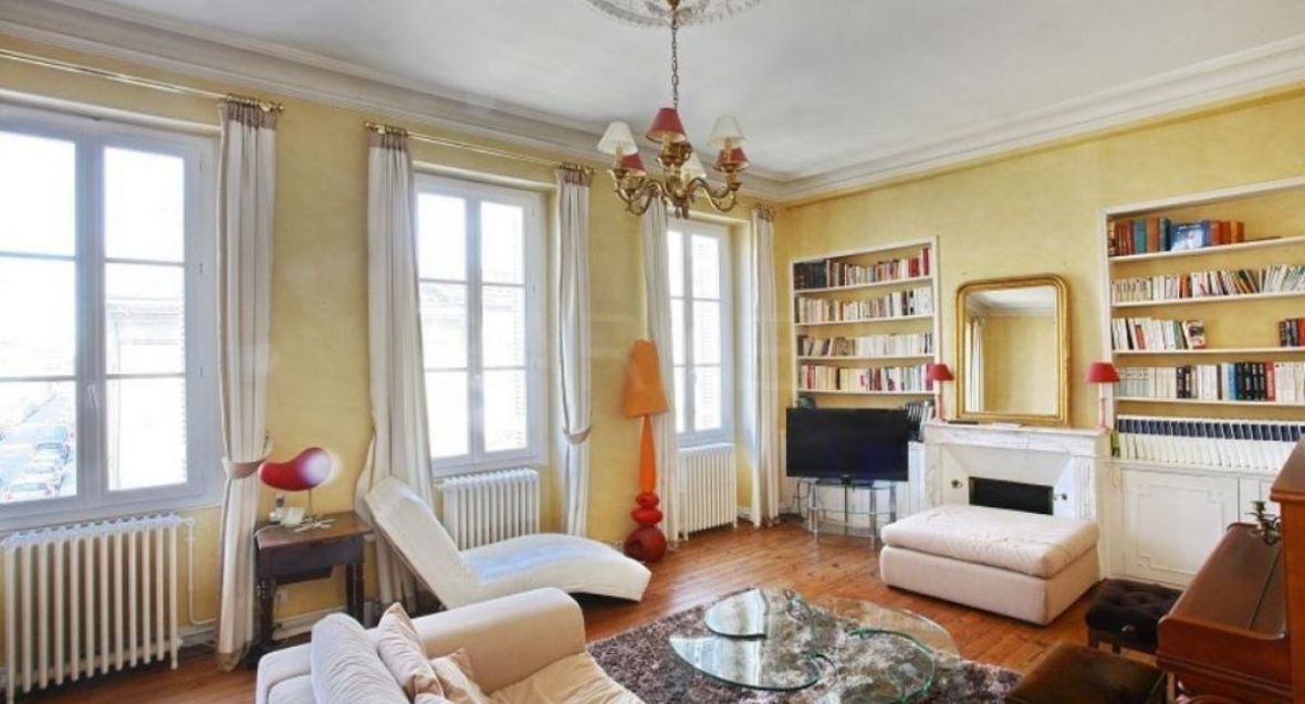 Beautiful house of approximately 350m2 stone in the heart of saint seurin