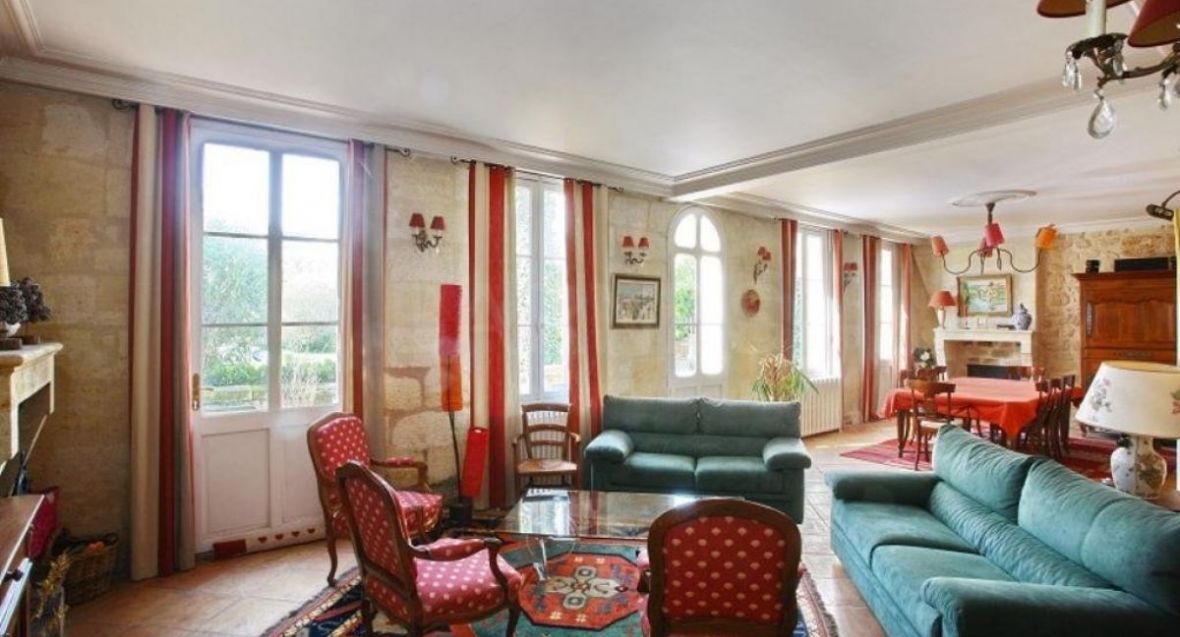 Beautiful house of approximately 350m2 stone in the heart of saint seurin