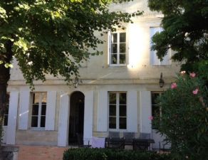 Beautiful house of approximately 350m2 stone in the heart of saint seurin