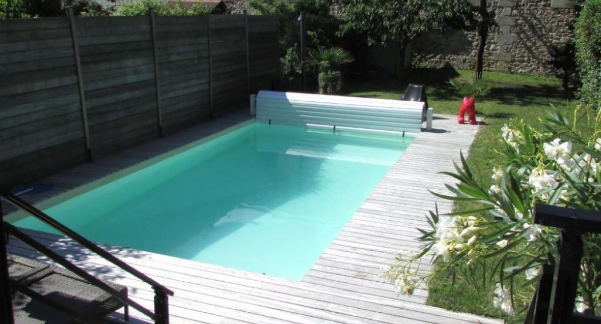 Quartier saint seurin - croix blanche: belle maison pierre entièrement rénovée sur beau jardin avec piscine à