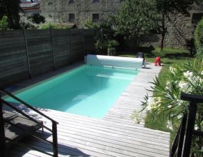 Quartier saint seurin - croix blanche: belle maison pierre entièrement rénovée sur beau jardin avec piscine à