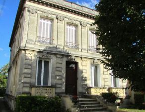 Master house and stables in the heart of bouscat