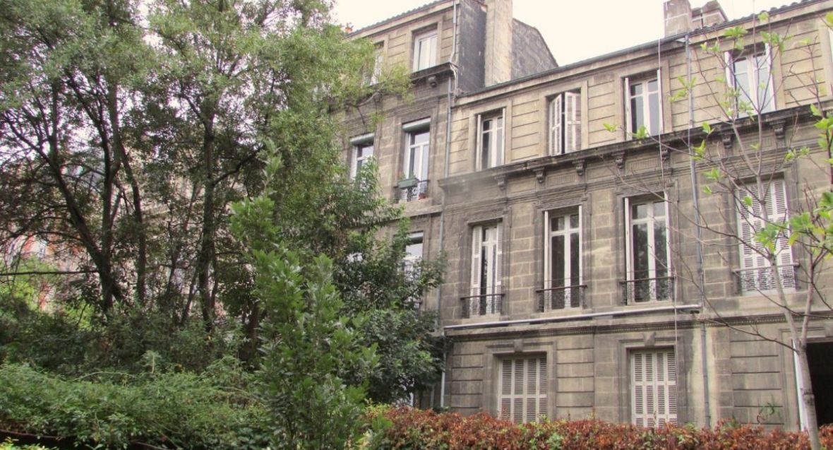 Directement sur le jardin public: belle maison bourgeoise à rénover