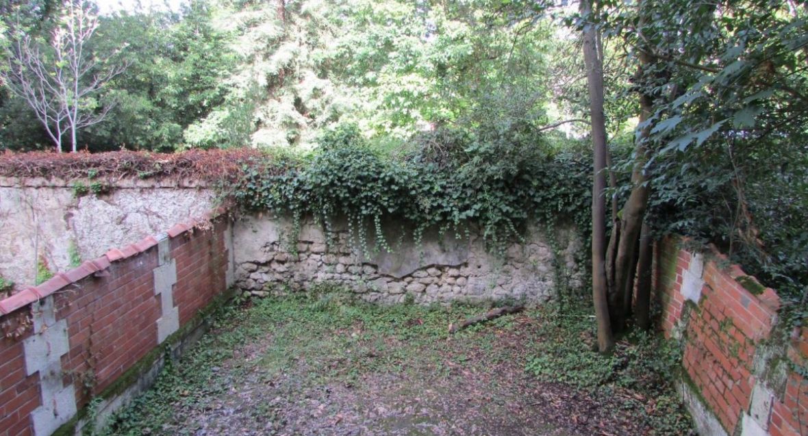 Directement sur le jardin public: belle maison bourgeoise à rénover