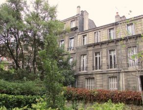 Right on the public garden: beautiful house to renovate