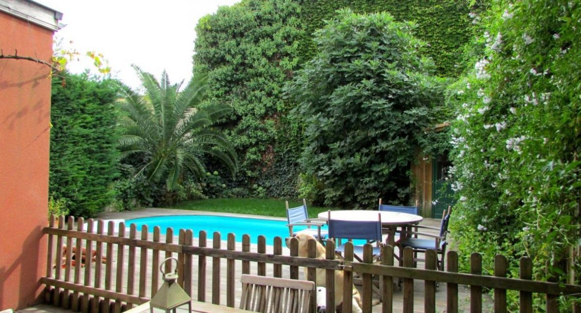 Public garden - stall with south facing garden and swimming pool