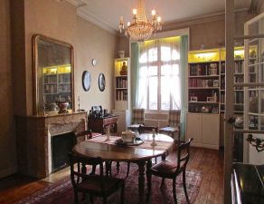 Bordeaux jardin public sector - beautiful bourgeois dependence house decorated with a large garage and an entrance