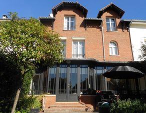 Bordeaux à proximité des écoles hôtel particulier avec jardin et grand garage