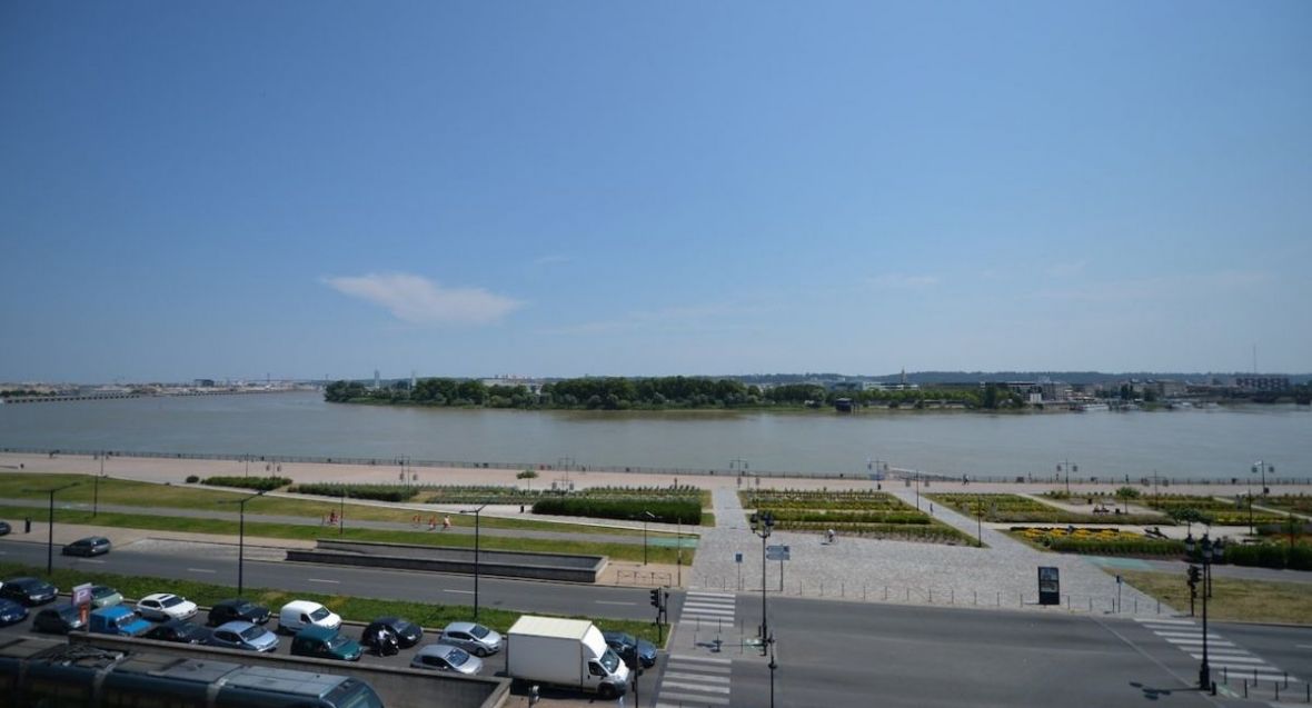 Bordeaux centre appartement place jean jaurés vue garonne