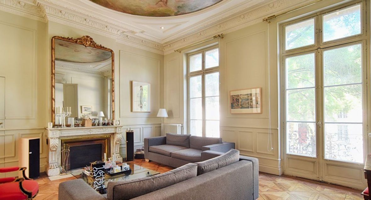 The center of bordeaux, apartment haussmann with quality services