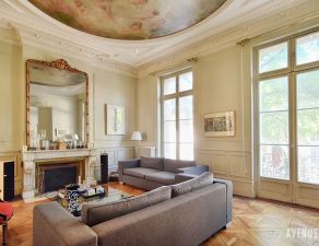 The center of bordeaux, apartment haussmann with quality services