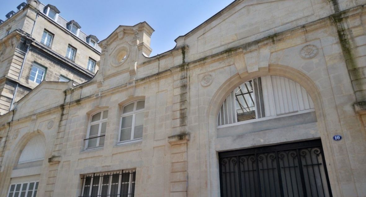 Beautiful building to renovate near triangle